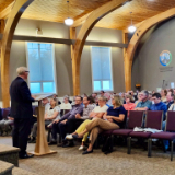 John Young s’adresse aux participants lors du troisième Symposium annuel sur la liberté de religion, à Lethbridge (Alberta, Canada), le 16 septembre 2026. Le professeur Young a parlé du libre arbitre, de la liberté de conscience et de l’importance de l’espérance.