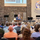 Bill Zwartbol, pasteur de l'église Free Grace Fellowship, souhaite la bienvenue aux participants au troisième Symposium annuel sur la liberté de religion à Lethbridge (Alberta), le 16 septembre 2026.