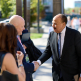 Martin Luther King III salue des participants avant la cérémonie d’ouverture du forum interreligieux du G20 de 2026 dans le Tabernacle de Salt Lake City, le jeudi 15 octobre 2026.