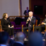 Sarah Jane Weaver, rédactrice en chef de Deseret News (à gauche), dirige une discussion entre le gouverneur de l’Utah, Spencer Cox (deuxième en partant de la gauche), Martin Luther King III (deuxième en partant de la droite) et l’ancien gouverneur de la Caroline du Sud, David Beasley (à droite), lors de la session d’ouverture du forum interreligieux du G20 de 2026 dans le Tabernacle de Salt Lake City, le jeudi 15 octobre 2026.