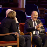 Sarah Jane Weaver, rédactrice en chef de Deseret News (à gauche), dirige une discussion entre le gouverneur de l’Utah, Spencer Cox (deuxième en partant de la gauche), Martin Luther King III (deuxième en partant de la droite) et l’ancien gouverneur de la Caroline du Sud, David Beasley (à droite), lors de la session d’ouverture du forum interreligieux du G20 de 2026 dans le Tabernacle de Salt Lake City, le jeudi 15 octobre 2026.
