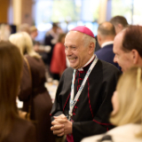 Monseigneur Gabriele Giordano Caccia, nonce apostolique aux États-Unis, salue les invités du forum interreligieux du G20 2026 dans le bâtiment administratif de l’Église à Salt Lake City, le jeudi 15 octobre 2026.