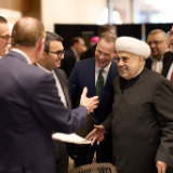 Gary E. Stevenson salue le grand mufti Allahchukur Pachazadé, imam en chef de la région du Caucase, lors d’un dîner avant la cérémonie d’ouverture du forum interreligieux du G20 de 2026 à Salt Lake City, le jeudi 15 octobre 2026.