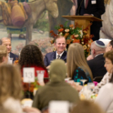 Gary E. Stevenson, du Collège des douze apôtres, à un dîner dans le hall du bâtiment administratif de l’Église le jour de l’ouverture du forum interreligieux du G20 de 2026 à Salt Lake City, le jeudi 15 octobre 2026.
