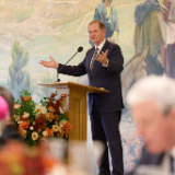 Gary E. Stevenson, du Collège des douze apôtres, prend la parole lors d’un dîner dans le hall du bâtiment administratif de l’Église le jour de l’ouverture du forum interreligieux du G20 de 2026 à Salt Lake City, le jeudi 15 octobre 2026.