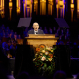 Dallin H. Oaks, président de l’Église de Jésus-Christ des saints des derniers jours, accueille les participants à la cérémonie d’ouverture du forum interreligieux du G20 2026 dans le Tabernacle de Salt Lake City, le jeudi 15 octobre 2026. 
