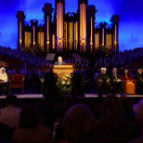 Dallin H. Oaks, président de l’Église de Jésus-Christ des saints des derniers jours, accueille les participants à la cérémonie d’ouverture du forum interreligieux du G20 2026 dans le Tabernacle de Salt Lake City, le jeudi 15 octobre 2026. 