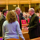 Des chefs de confessions religieuses et des dirigeants civiques participant au forum interreligieux du G20 de 2026 assistent à une représentation de « Music and the Spoken Word » dans le Tabernacle de Salt Lake City, le dimanche 18 octobre 2026.