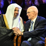 Dallin H. Oaks (à droite) salue Son Excellence Mohammed Al-Issa (à gauche), secrétaire général de la Ligue islamique mondiale, lors de la cérémonie d’ouverture du forum interreligieux du G20 2026, au Tabernacle de Salt Lake City, le jeudi 15 octobre 2026. 