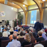 3. (À l’extrême droite) John Young salue le pasteur Zwartbol avant le troisième Symposium annuel sur la liberté de religion à Lethbridge (Alberta), le 16 septembre 2026.