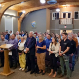  Les participants chantent le quatrième couplet de « Ô Canada » à la conclusion du troisième Symposium annuel sur la liberté de religion à Lethbridge (Alberta), le 16 septembre 2026.