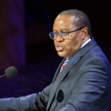 Francis Kuria Kagema, secrétaire général de Religions pour la paix, prend la parole lors de la cérémonie d’ouverture du forum interreligieux du G20 2026 dans le Tabernacle de Salt Lake City, le jeudi 15 octobre 2026.