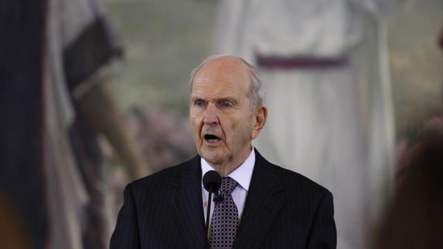Elder Russell M. Nelson prend la parole lors d'une conférence de presse sur le changement des exigences pour le service missionnaire.