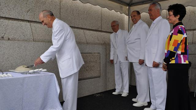Elder Russell M. Nelson applique du mortier durant la cérémonie de la pierre angulaire du temple de Kiev, en Ukraine, en août 2010.