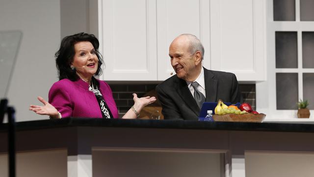 Wendy Watson Nelson et Russell M. Nelson échangent des plaisanteries lors de la conférence RootsTech en 2017.
