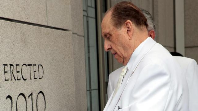Le président Thomas S. Monson scelle une pierre du temple de Vancouver