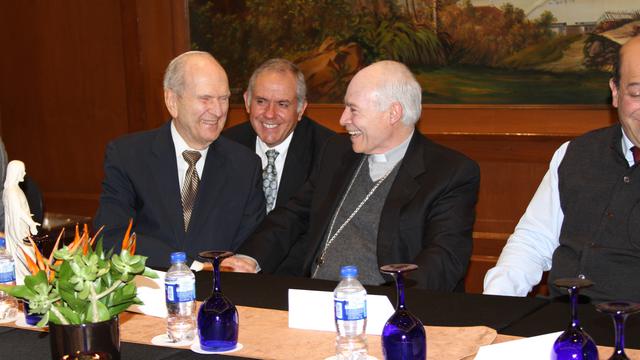 Le président Russell M. Nelson, du Collège des douze apôtres, rencontre le cardinal Carlos Aguiar Retes le lundi 17 février 2017, lors d'une série de rencontres au Mexique. L'interprète est assis à l'arrière.