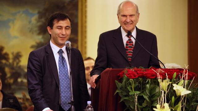 Varuzhan Poghosyan (à gauche) interprète pour Elder Russell M. Nelson, du Collège des douze apôtres. L'apôtre a créé le premier pieu (similaire à un diocèse) de l'Église à Erevan, en Arménie.