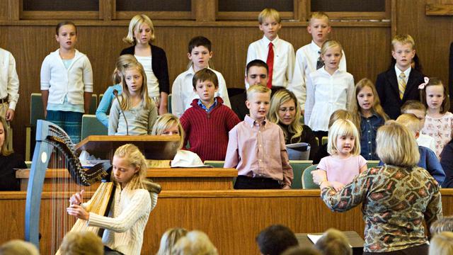 Les enfants saints des derniers jours font leur présentation annuelle de la Primaire.