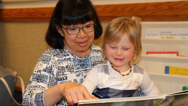 Tous les dimanches, Helen Harrison partage son amour maternel avec les jeunes enfants de la garderie de l'église d'Etobicoke.