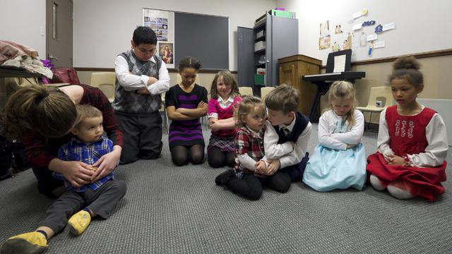 Des enfants de la Primaire prient dans une classe du dimanche dans une chapelle de Sainte-Foy (Québec) de l'Église de Jésus-Christ des Saints des Derniers Jours.