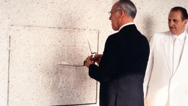 Le président Thomas S. Monson (à droite) alors qu'il était deuxième conseiller dans la Première Présidence, regarde Everett S. Pallin alors qu'il participe à la pose de la pierre angulaire lors de la consécration du temple de Toronto en août 1990.