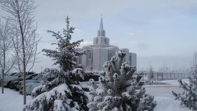 Le temple de Calgary sous la neige
