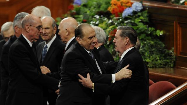 Thomas S. Monson président de l'Église, salue  Jeffrey R. Holland, du Collège des douze, lors de la conférence générale d'octobre 2010.