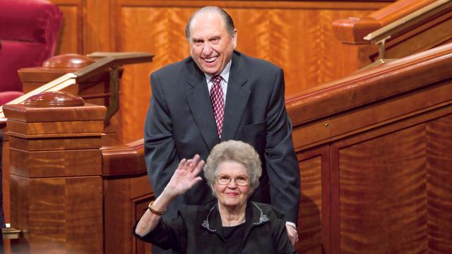 Le président Monson et soeur Monson font signe à la foule à la fin d'une session de la Conférence générale