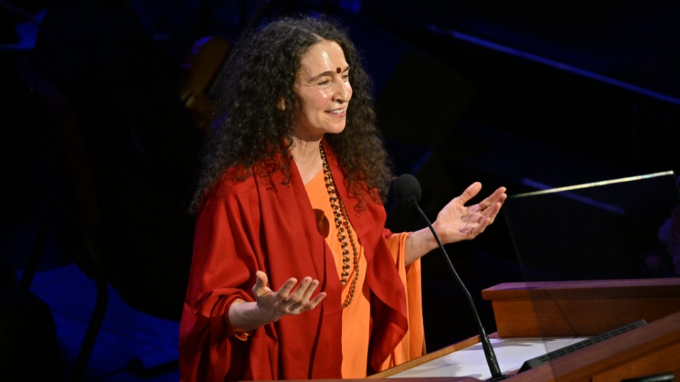 Sadhvi Bhagawati Saraswati, dirigeante spirituelle hindoue et autrice, prend la parole lors de la cérémonie d’ouverture du forum interreligieux du G20 de 2026 dans le Tabernacle de Salt Lake City, le jeudi 15 octobre 2026.