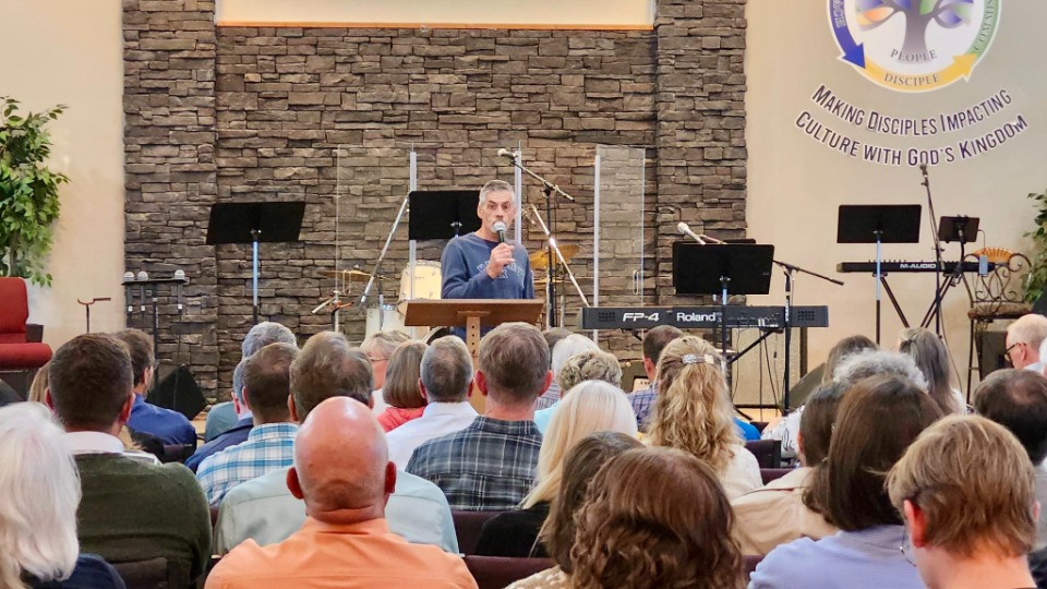 Bill Zwartbol, pasteur de l'église Free Grace Fellowship, souhaite la bienvenue aux participants au troisième Symposium annuel sur la liberté de religion à Lethbridge (Alberta), le 16 septembre 2026.