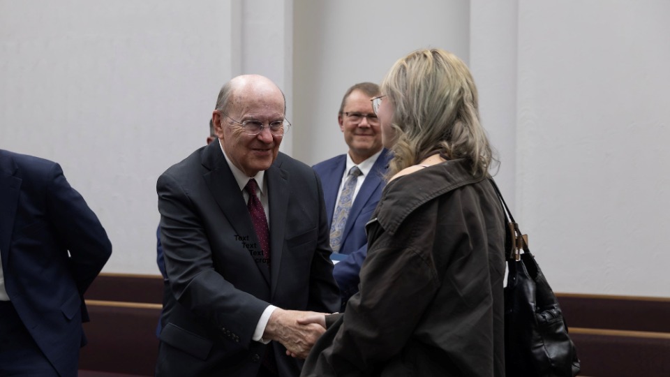 Quentin L. Cook, du Collège des douze apôtres, salue une jeune femme lors d’une réunion spirituelle à Halifax, en Nouvelle-Écosse, le 18 octobre 2026.