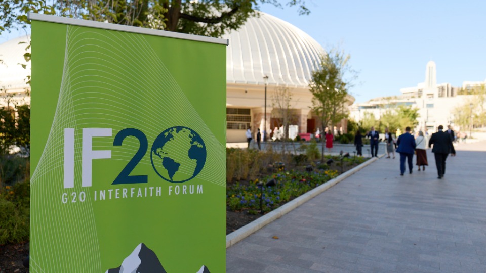 Des personnes arrivent pour la cérémonie d’ouverture du forum interreligieux du G20 2026 au Tabernacle de Salt Lake City, le jeudi 15 octobre 2026. 
