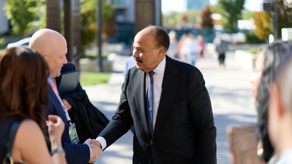 Martin Luther King III salue des participants avant la cérémonie d’ouverture du forum interreligieux du G20 de 2026 dans le Tabernacle de Salt Lake City, le jeudi 15 octobre 2026.