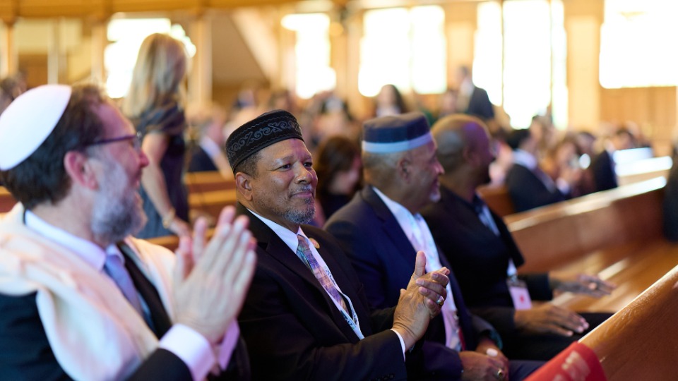 Des personnes arrivent pour la cérémonie d’ouverture du forum interreligieux du G20 2026 au Tabernacle de Salt Lake City, le jeudi 15 octobre 2026.