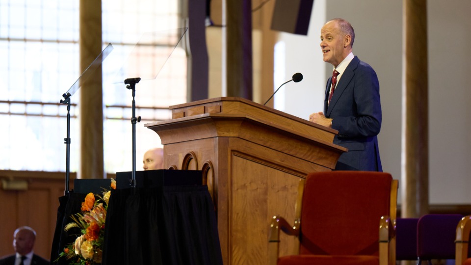 Le révérend Russell Rook, membre de la Chambre des lords, anime la séance intitulée « Disagree Better » lors du forum interreligieux du G20 de 2026 à Salt Lake City le 15 octobre 2026.