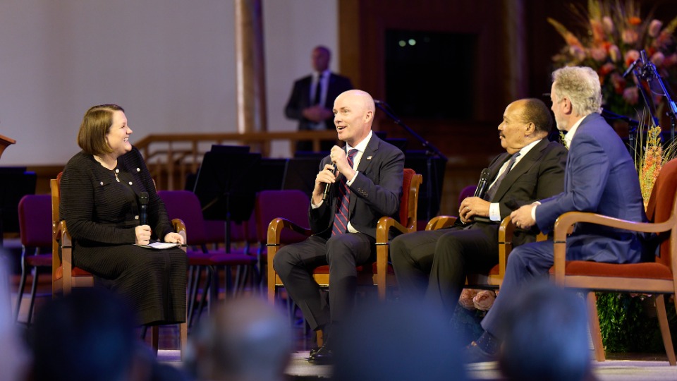 Sarah Jane Weaver, rédactrice en chef de Deseret News (à gauche), dirige une discussion entre le gouverneur de l’Utah, Spencer Cox (deuxième en partant de la gauche), Martin Luther King III (deuxième en partant de la droite) et l’ancien gouverneur de la Caroline du Sud, David Beasley (à droite), lors de la session d’ouverture du forum interreligieux du G20 de 2026 dans le Tabernacle de Salt Lake City, le jeudi 15 octobre 2026.