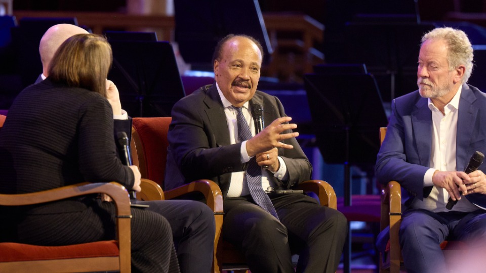 Sarah Jane Weaver, rédactrice en chef de Deseret News (à gauche), dirige une discussion entre le gouverneur de l’Utah, Spencer Cox (deuxième en partant de la gauche), Martin Luther King III (deuxième en partant de la droite) et l’ancien gouverneur de la Caroline du Sud, David Beasley (à droite), lors de la session d’ouverture du forum interreligieux du G20 de 2026 dans le Tabernacle de Salt Lake City, le jeudi 15 octobre 2026.