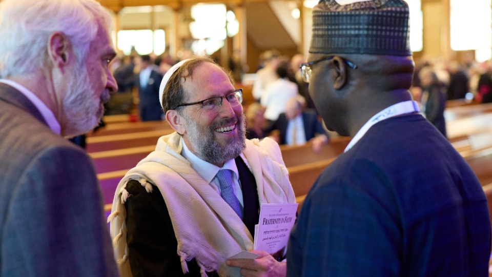 Des dirigeants religieux arrivent au forum interreligieux du G20 de 2026 dans le Tabernacle de Salt Lake City, le jeudi 15 octobre 2026.
