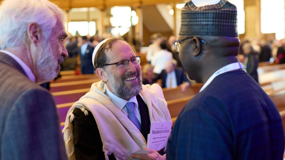 Des dirigeants religieux arrivent au forum interreligieux du G20 de 2026 dans le Tabernacle de Salt Lake City, le jeudi 15 octobre 2026.