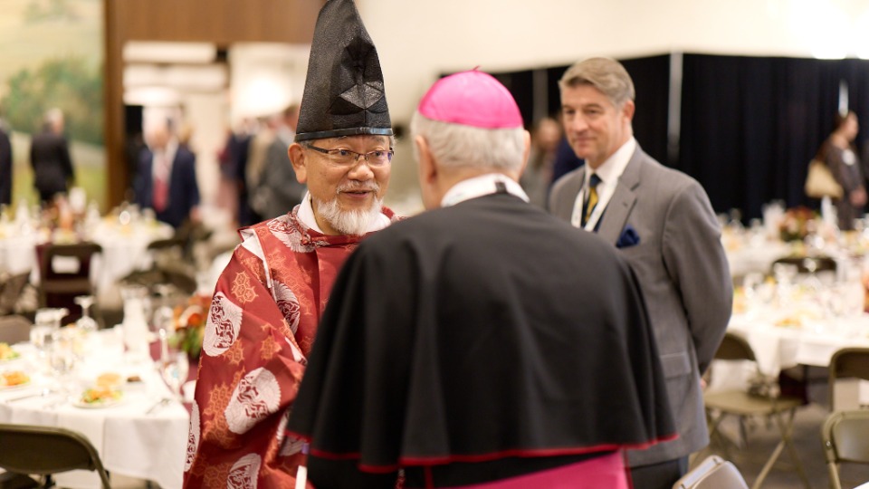 Les invités arrivent au bâtiment administratif de l’Église pour un dîner avant la cérémonie d’ouverture du forum interreligieux du G20 de 2026 à Salt Lake City, le jeudi 15 octobre 2026.