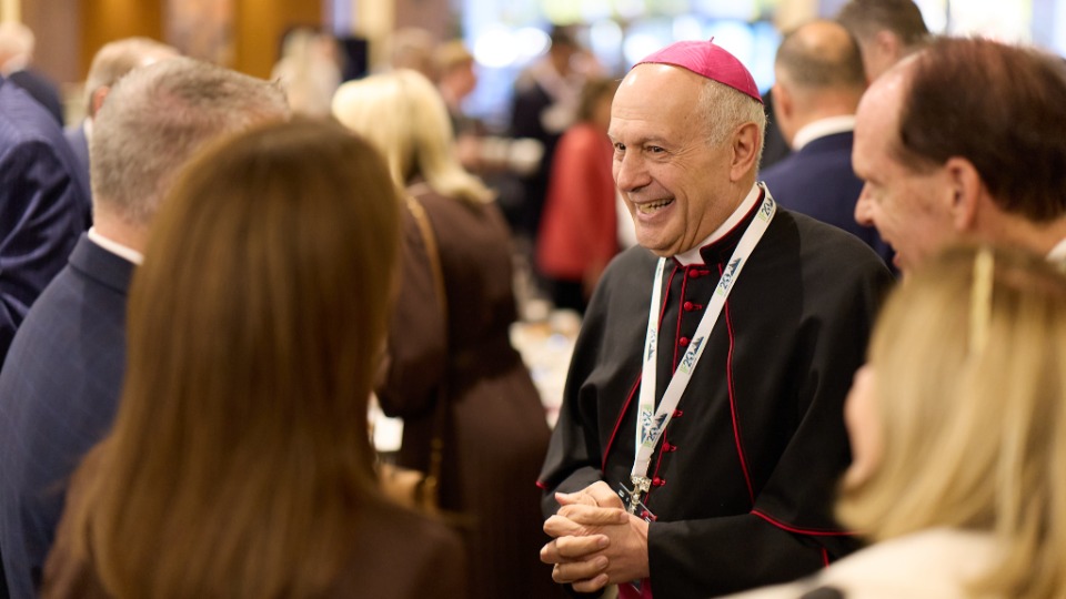 Monseigneur Gabriele Giordano Caccia, nonce apostolique aux États-Unis, salue les invités du forum interreligieux du G20 2026 dans le bâtiment administratif de l’Église à Salt Lake City, le jeudi 15 octobre 2026.