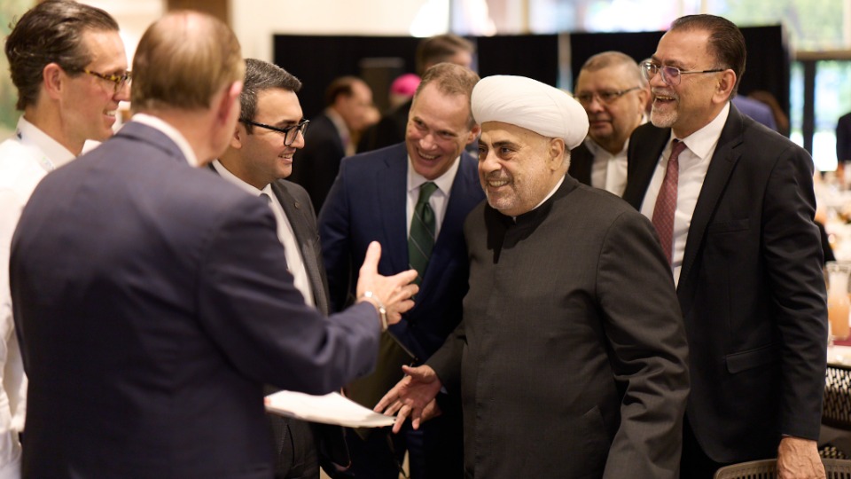 Gary E. Stevenson salue le grand mufti Allahchukur Pachazadé, imam en chef de la région du Caucase, lors d’un dîner avant la cérémonie d’ouverture du forum interreligieux du G20 de 2026 à Salt Lake City, le jeudi 15 octobre 2026.