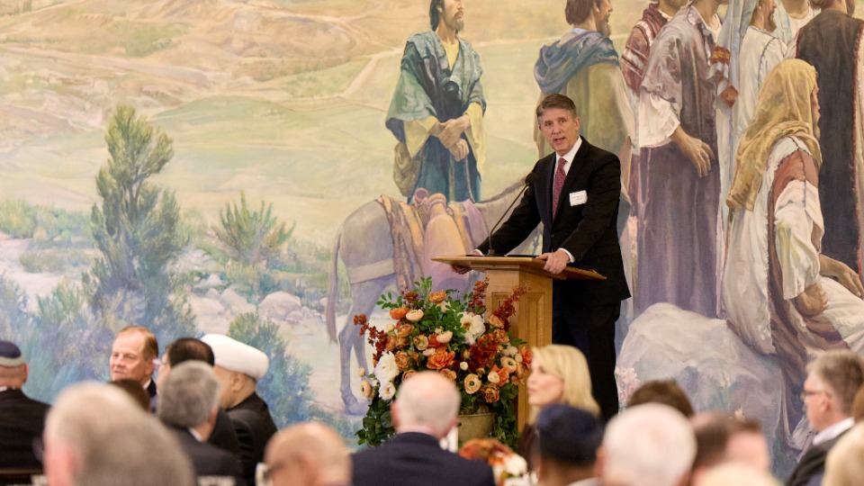 Matthew S. Holland, des soixante-dix, prend la parole lors d’un dîner dans le hall du bâtiment administratif de l’Église le jour de l’ouverture du forum interreligieux du G20 de 2026 à Salt Lake City, le jeudi 15 octobre 2026.