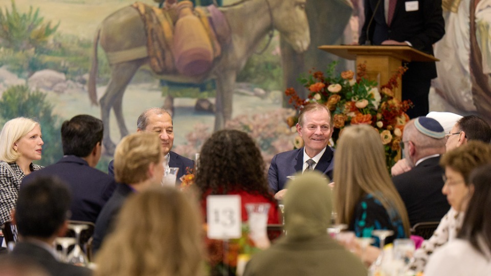 Gary E. Stevenson, du Collège des douze apôtres, à un dîner dans le hall du bâtiment administratif de l’Église le jour de l’ouverture du forum interreligieux du G20 de 2026 à Salt Lake City, le jeudi 15 octobre 2026.