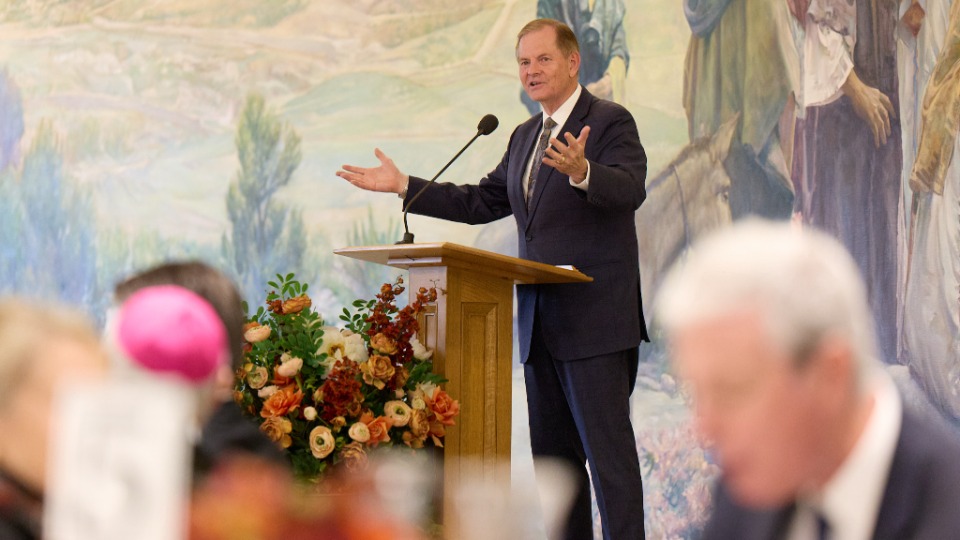 Gary E. Stevenson, du Collège des douze apôtres, prend la parole lors d’un dîner dans le hall du bâtiment administratif de l’Église le jour de l’ouverture du forum interreligieux du G20 de 2026 à Salt Lake City, le jeudi 15 octobre 2026.