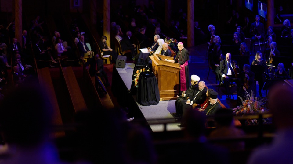 Gabriele Giordano Caccia, nonce apostolique aux États-Unis, prend la parole lors de la cérémonie d’ouverture du forum interreligieux du G20 2026 dans le tabernacle de Salt Lake City, le jeudi 15 octobre 2026.