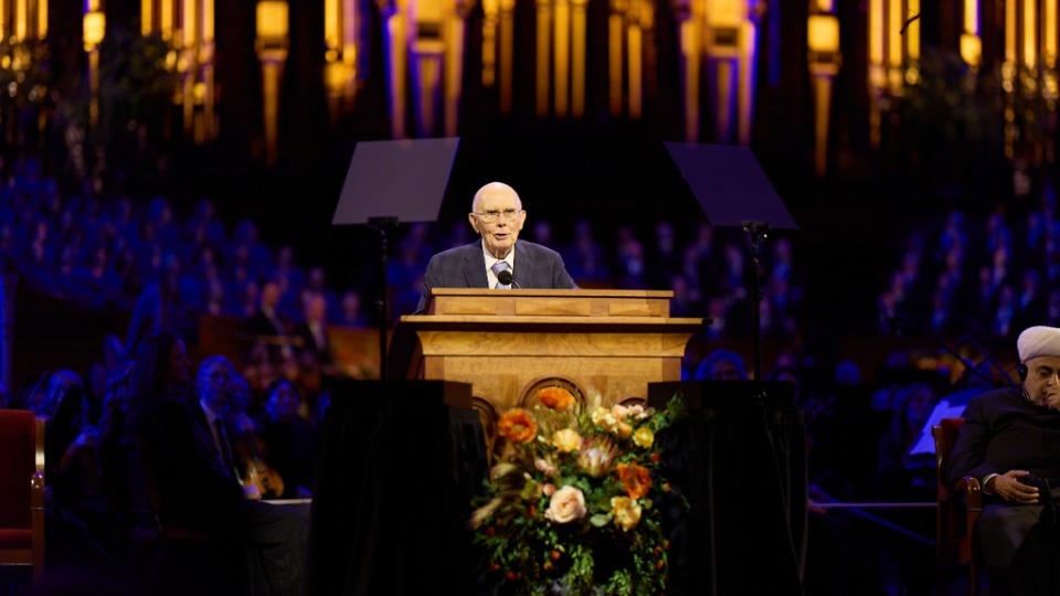 Dallin H. Oaks, président de l’Église de Jésus-Christ des saints des derniers jours, accueille les participants à la cérémonie d’ouverture du forum interreligieux du G20 2026 dans le Tabernacle de Salt Lake City, le jeudi 15 octobre 2026. 