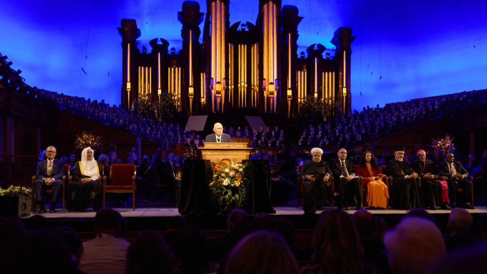 Dallin H. Oaks, président de l’Église de Jésus-Christ des saints des derniers jours, accueille les participants à la cérémonie d’ouverture du forum interreligieux du G20 2026 dans le Tabernacle de Salt Lake City, le jeudi 15 octobre 2026. 