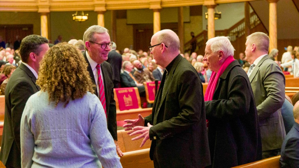 Des chefs de confessions religieuses et des dirigeants civiques participant au forum interreligieux du G20 de 2026 assistent à une représentation de « Music and the Spoken Word » dans le Tabernacle de Salt Lake City, le dimanche 18 octobre 2026.